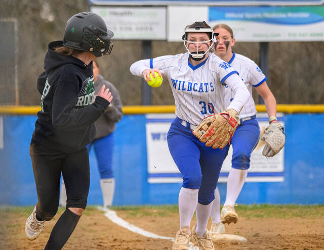 131387964_web1_Williamsburg-vs.-Fayetteville-Perry-Softball
Williamsburgs Julia Johnson chases a Fayettville-Perry base runner down the third base line in the first inning of a non-conference softball game March 22, 2025, at Williamsburg High School.
Photo by Sun Sports Reporter Jake Dowling